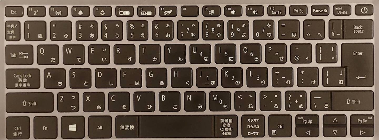 筆者が使用しているノートPCの『QWERTY』配列キーボード / 2023年11月撮影