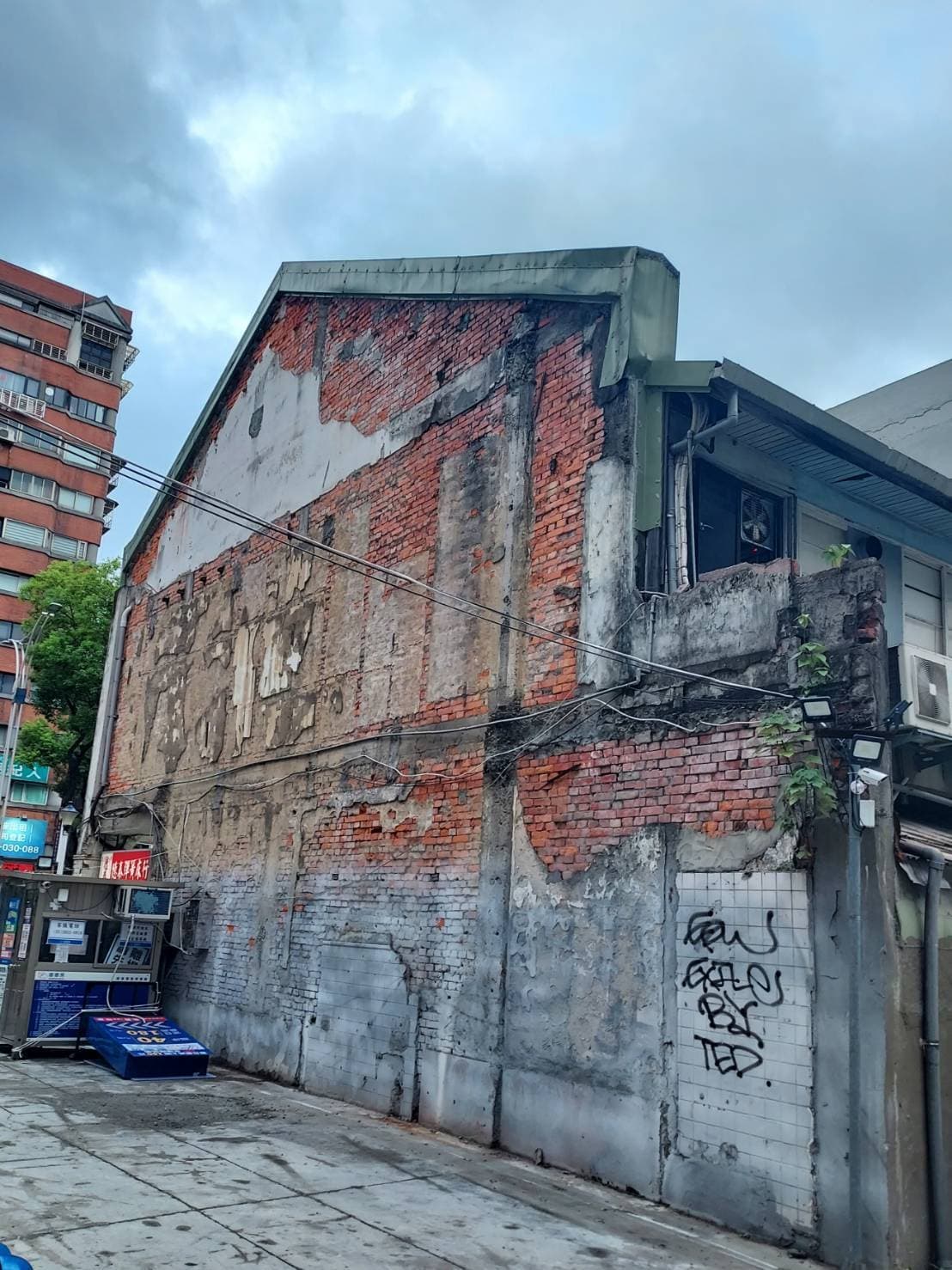 煉瓦造りの壁/中山北路一段41~47