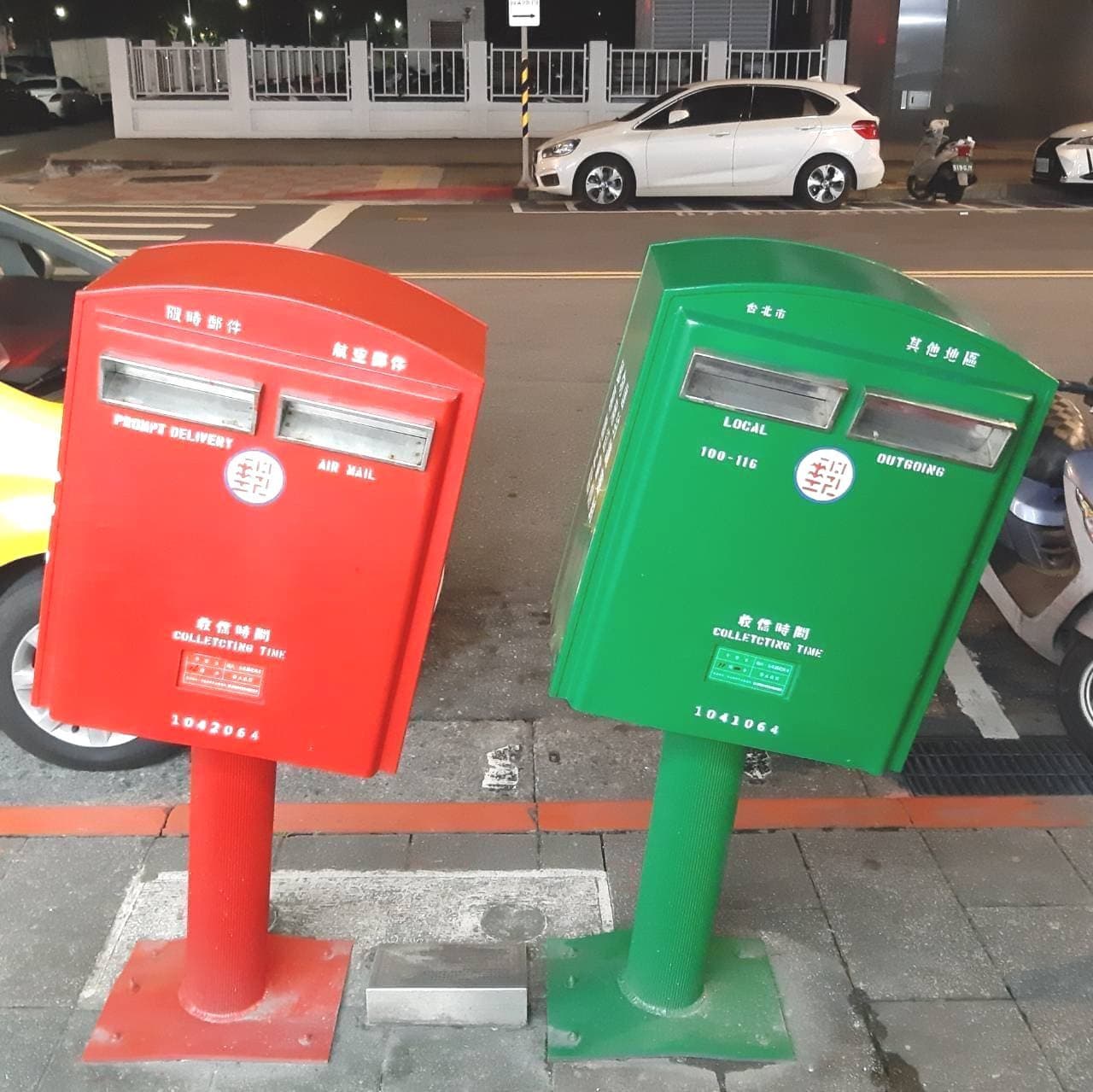 萌えポスト/歪腰郵筒(歩道側)