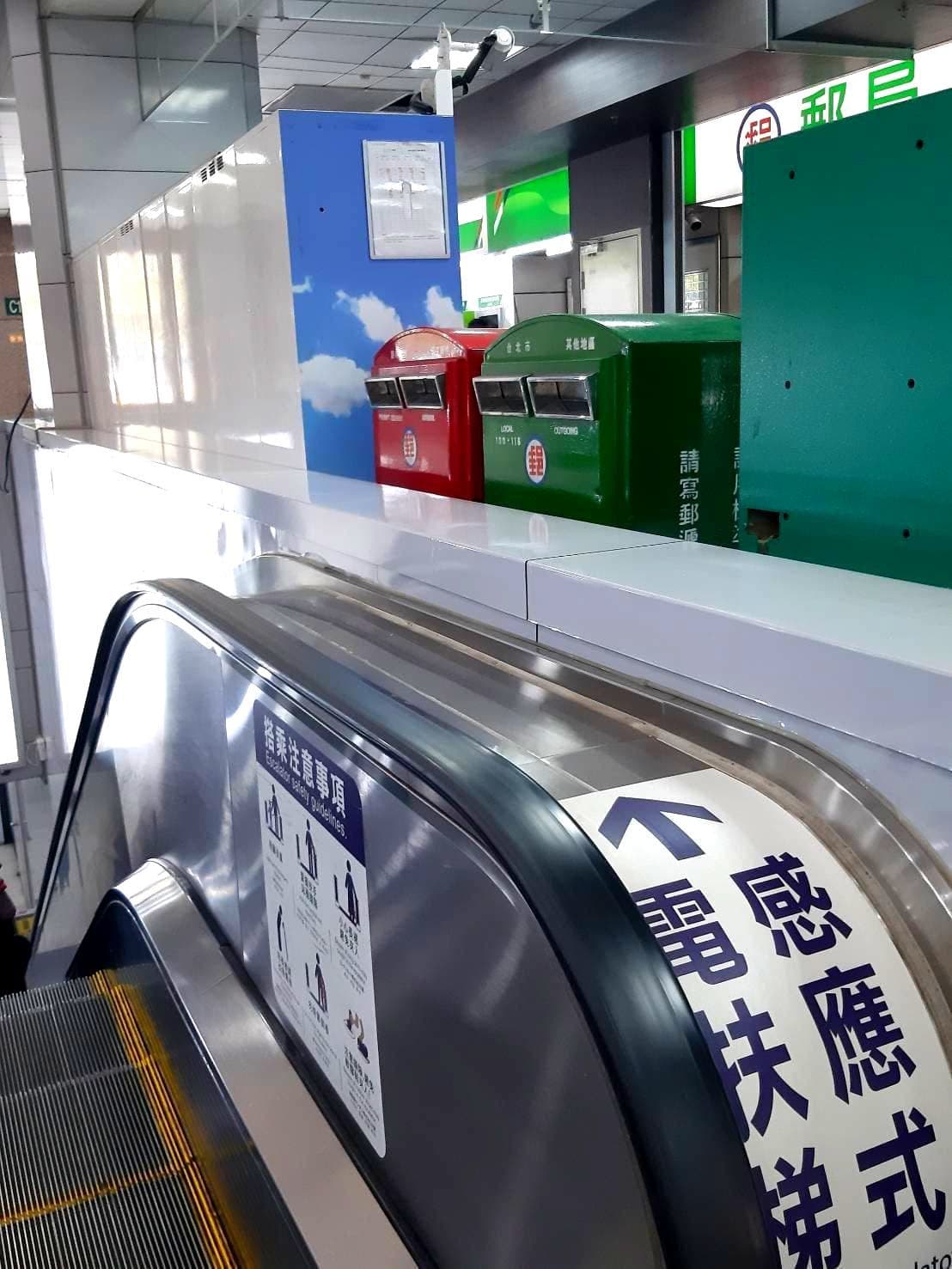 萌えポストとエスカレーター台北駅構内