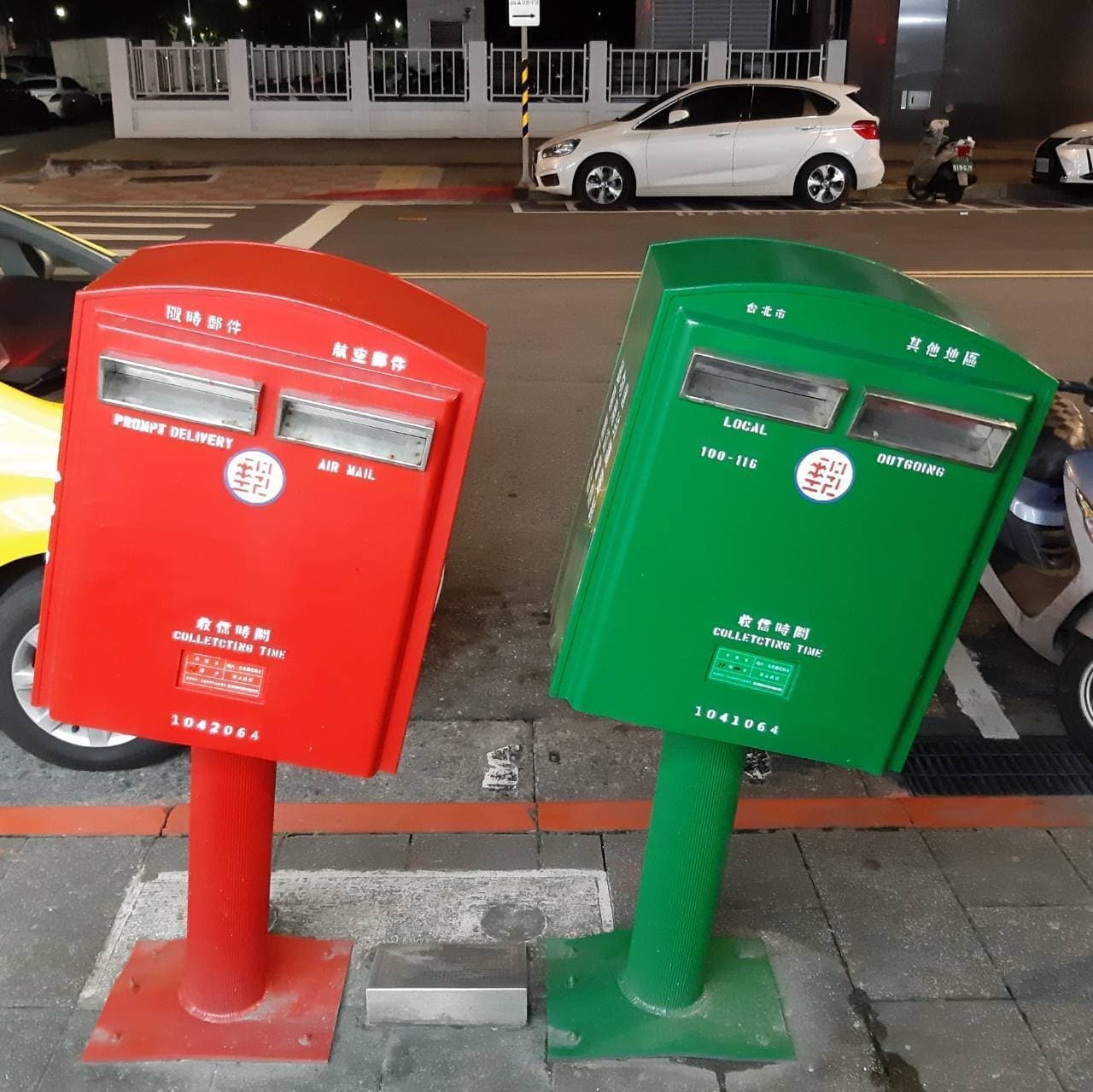 萌えポスト/歪腰郵筒(歩道側)