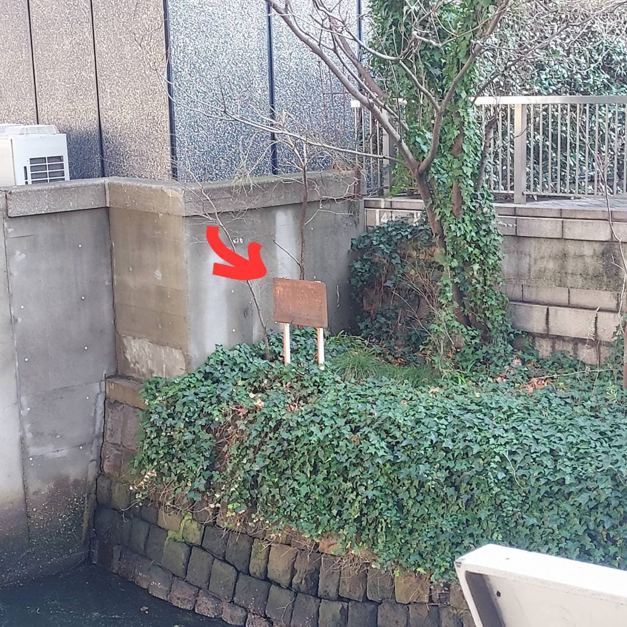 鎧橋東詰側の河岸に設置された看板