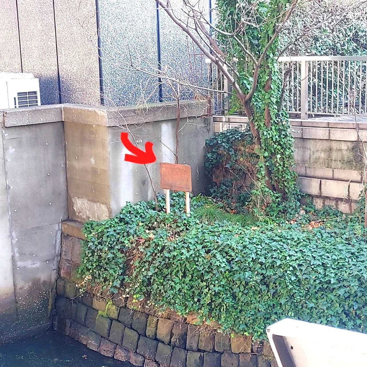 鎧橋東詰側の河岸に設置された看板