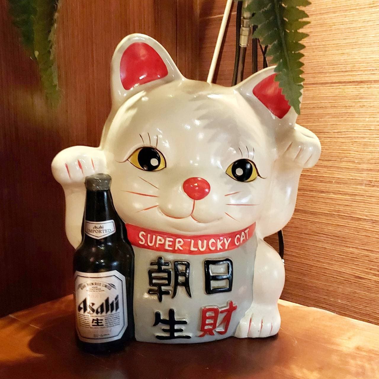 台北の小鶴(居酒屋)店内の招き猫