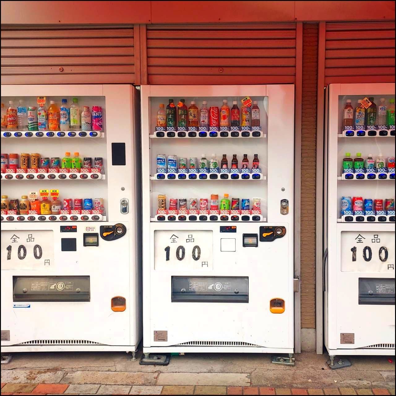 100円均一の飲料自動販売機/台東区清川？