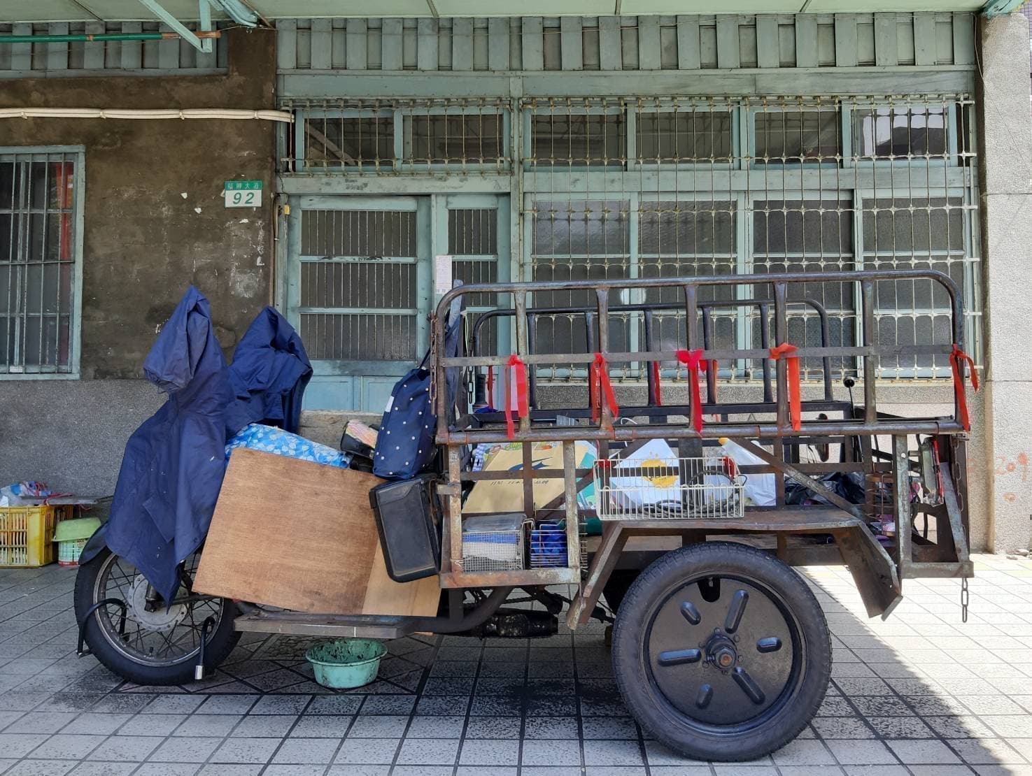 鉄窓花と三輪オート